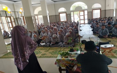 MA Miftahunnajah Sleman Gelar Sosialisasi Tanaman Obat Bersama STIKES Surya Global