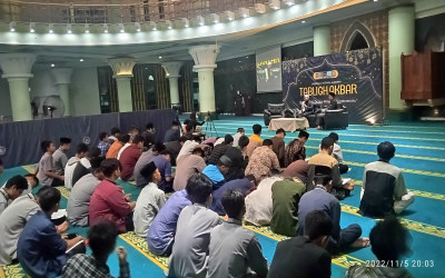 Mabit di Masjid UII Yogyakarta, Santri MA Miftahunnajah Mendengarkan Tabligh Akbar Ustaz Hakimuddin Salim, Lc., MA