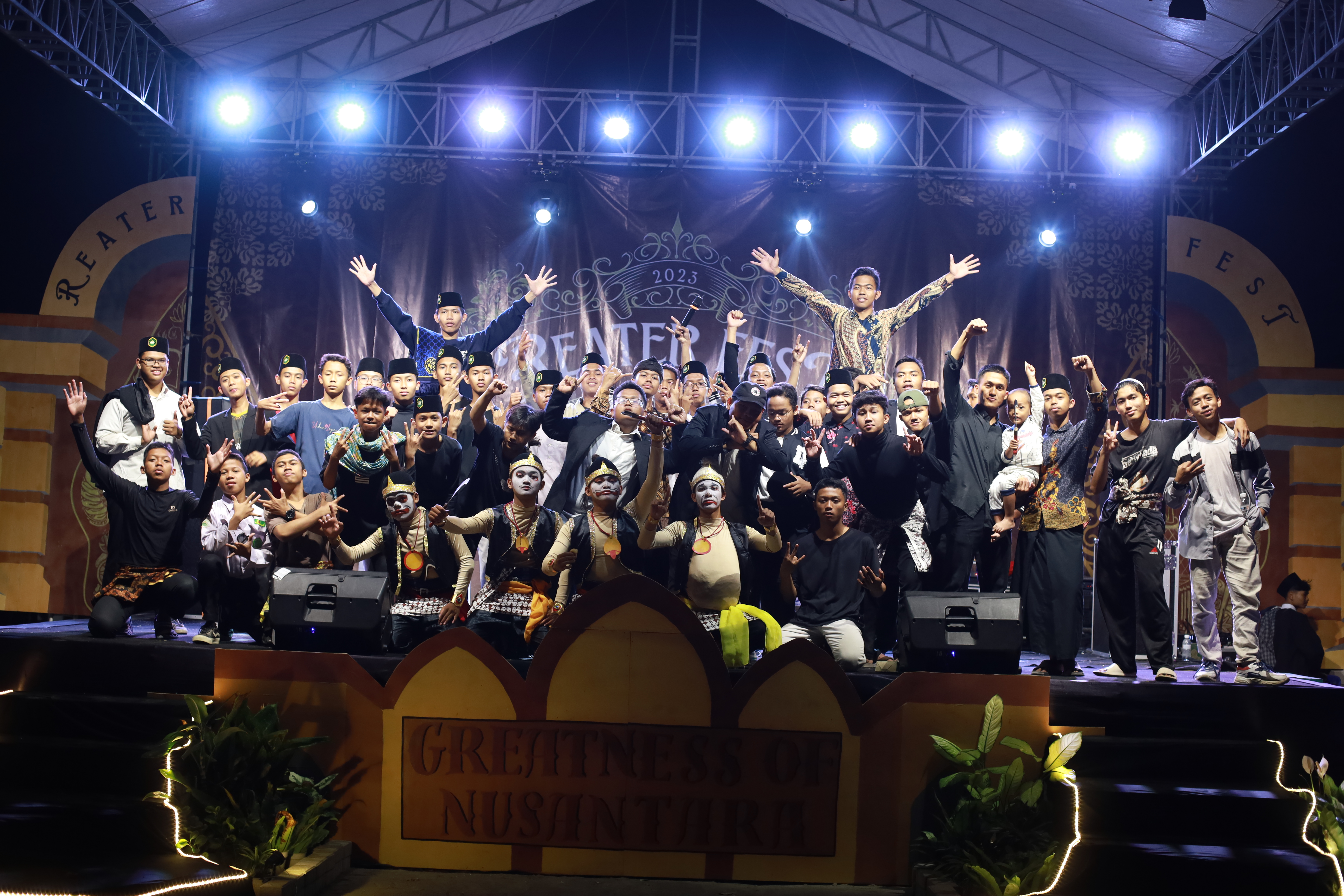 Seluruh Siswa Putra Menampilkan Penampilan yang Memukau