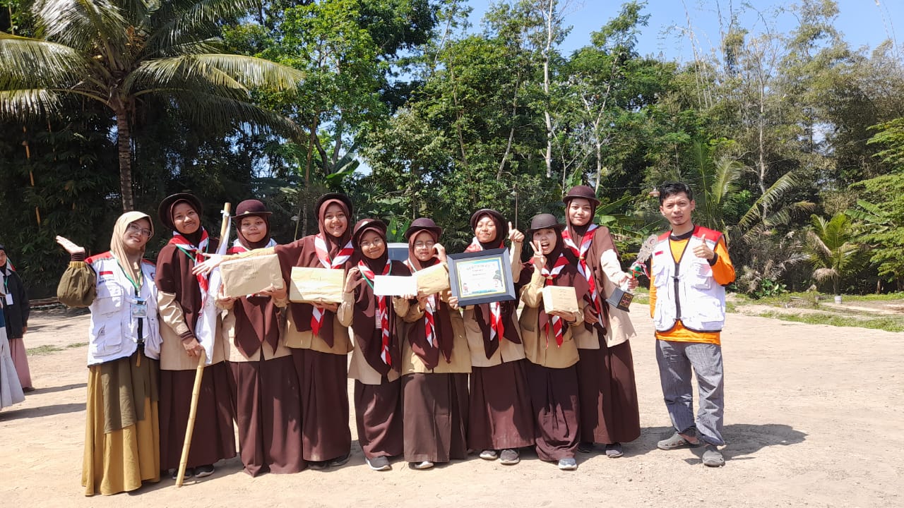 (Peserta Berfoto dengan Ketua Perkemahan BSMR 2024)