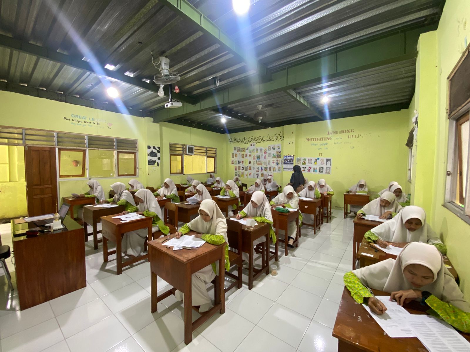 foto pelaksanaan ujian madrasah kelas putri 14 April 2026